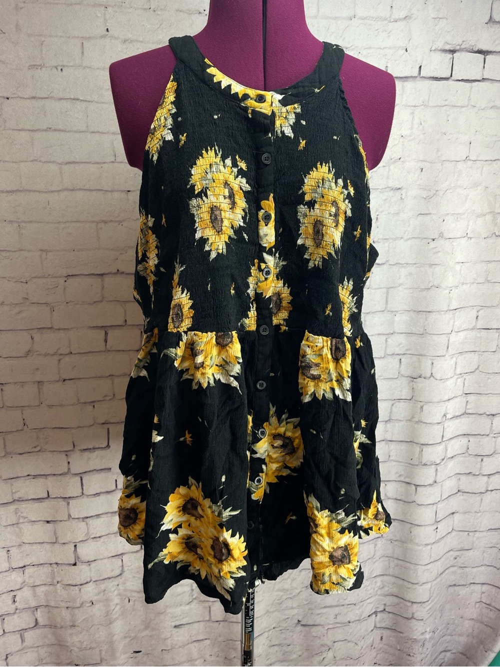 Torrid size 3 black sunflower print tank top